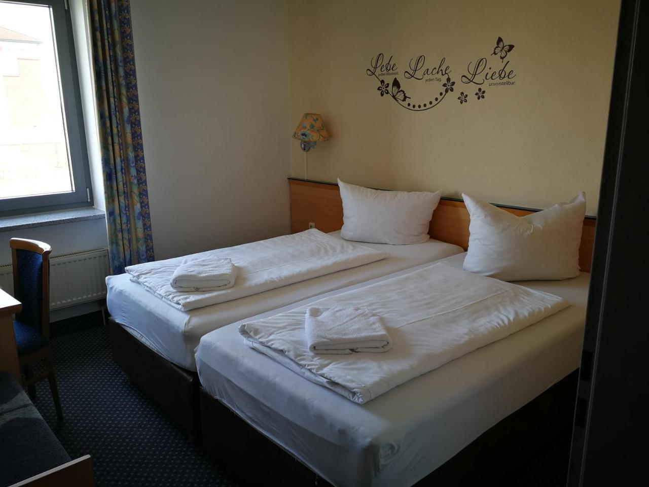 Hotel Near By Laatzen Exteriör bild